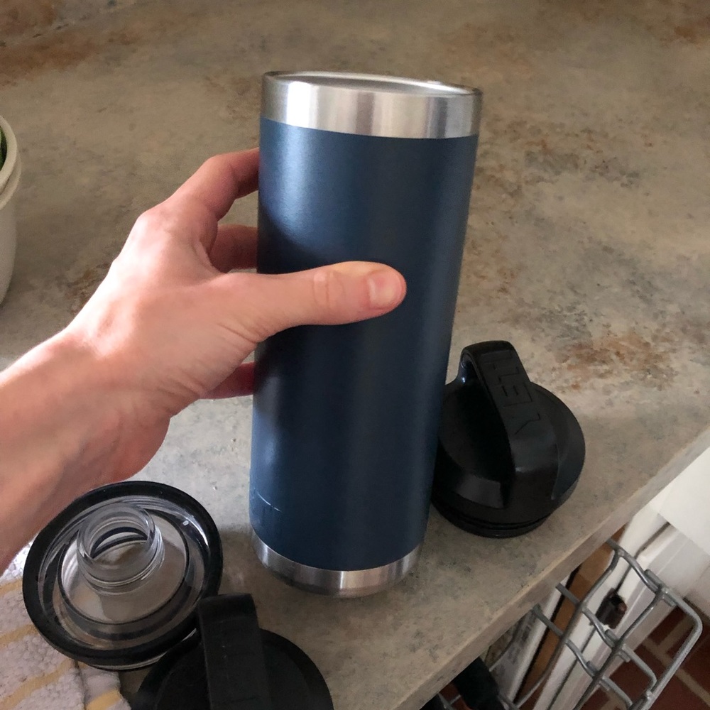 Yeti 18 oz tumbler with 2 lids